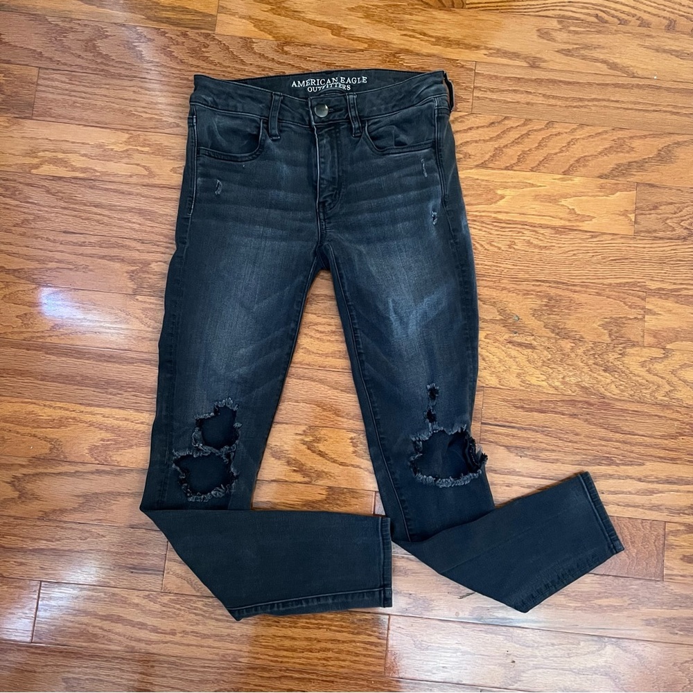 American Eagle woman’s size 6 super stretch black distressed jeggings.